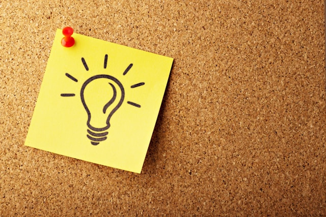 Sticky note with light bulb